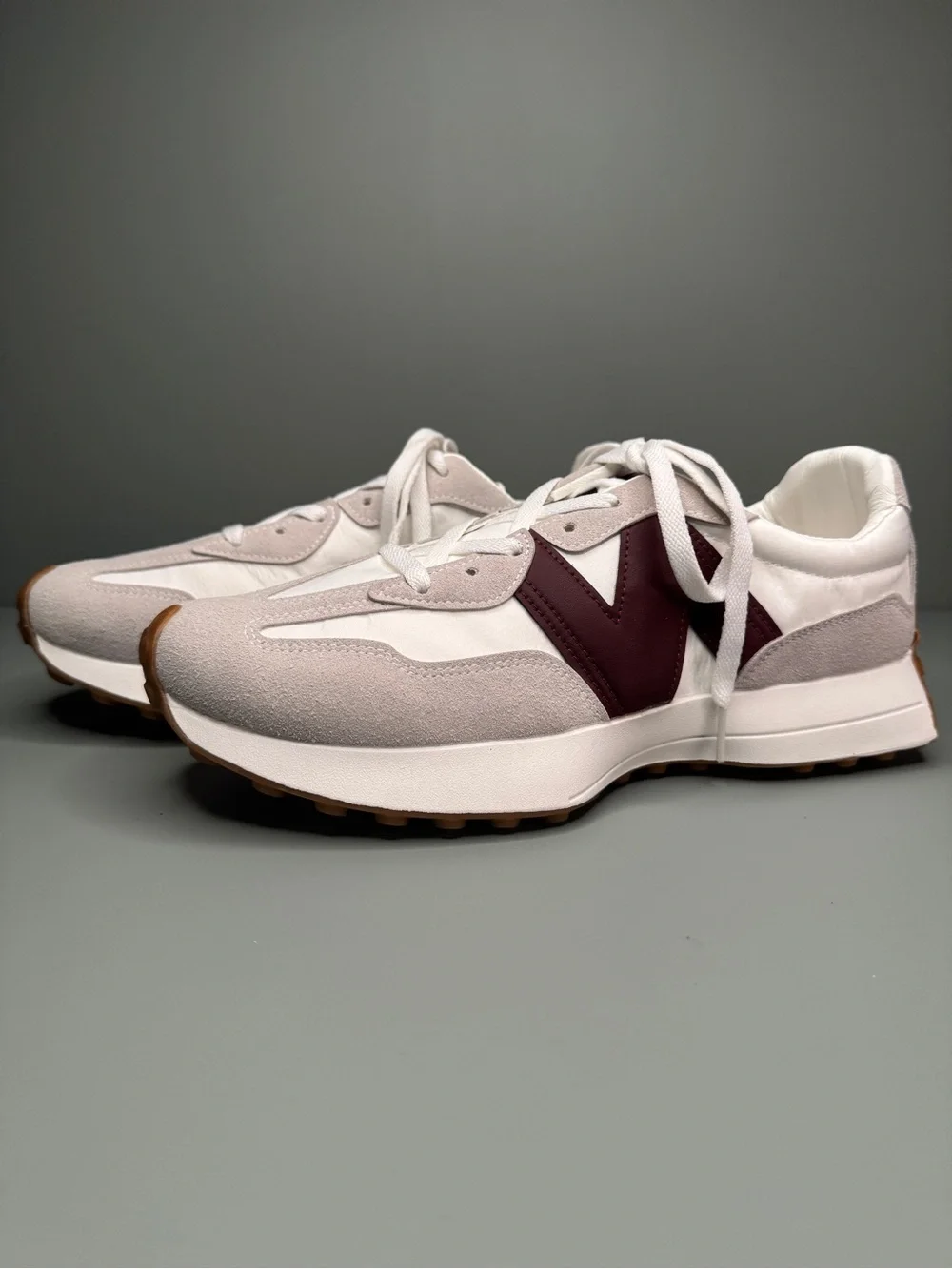 A68 Fashion Men’s 9.5 / Women’s 11 White Burgundy Casual Sneakers Excellent